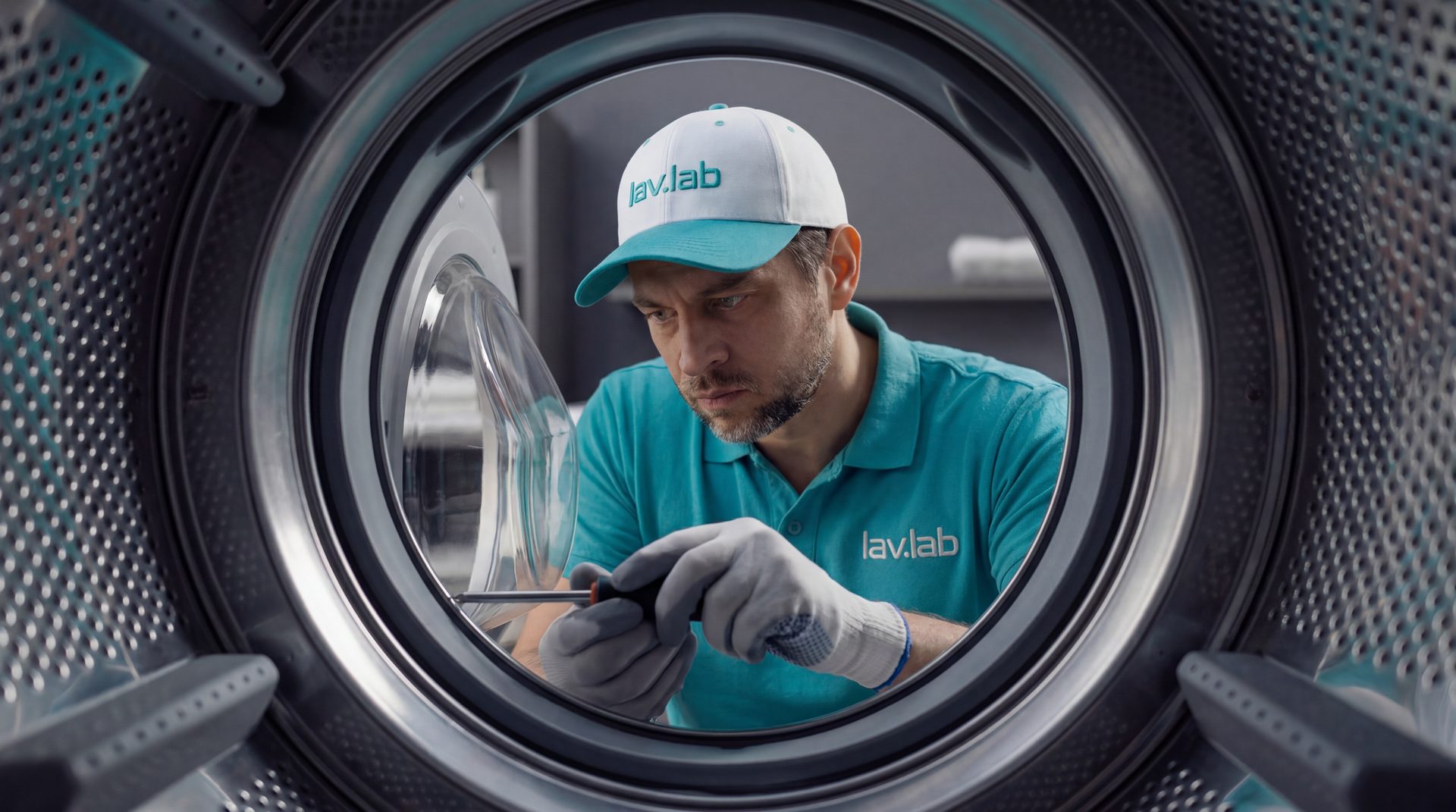 Técnico visto pelo tambor da máquina