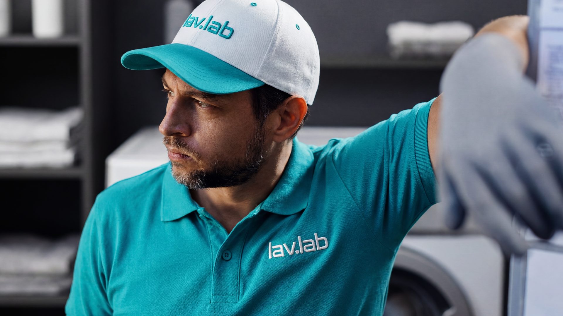 Técnico com boné lav.lab